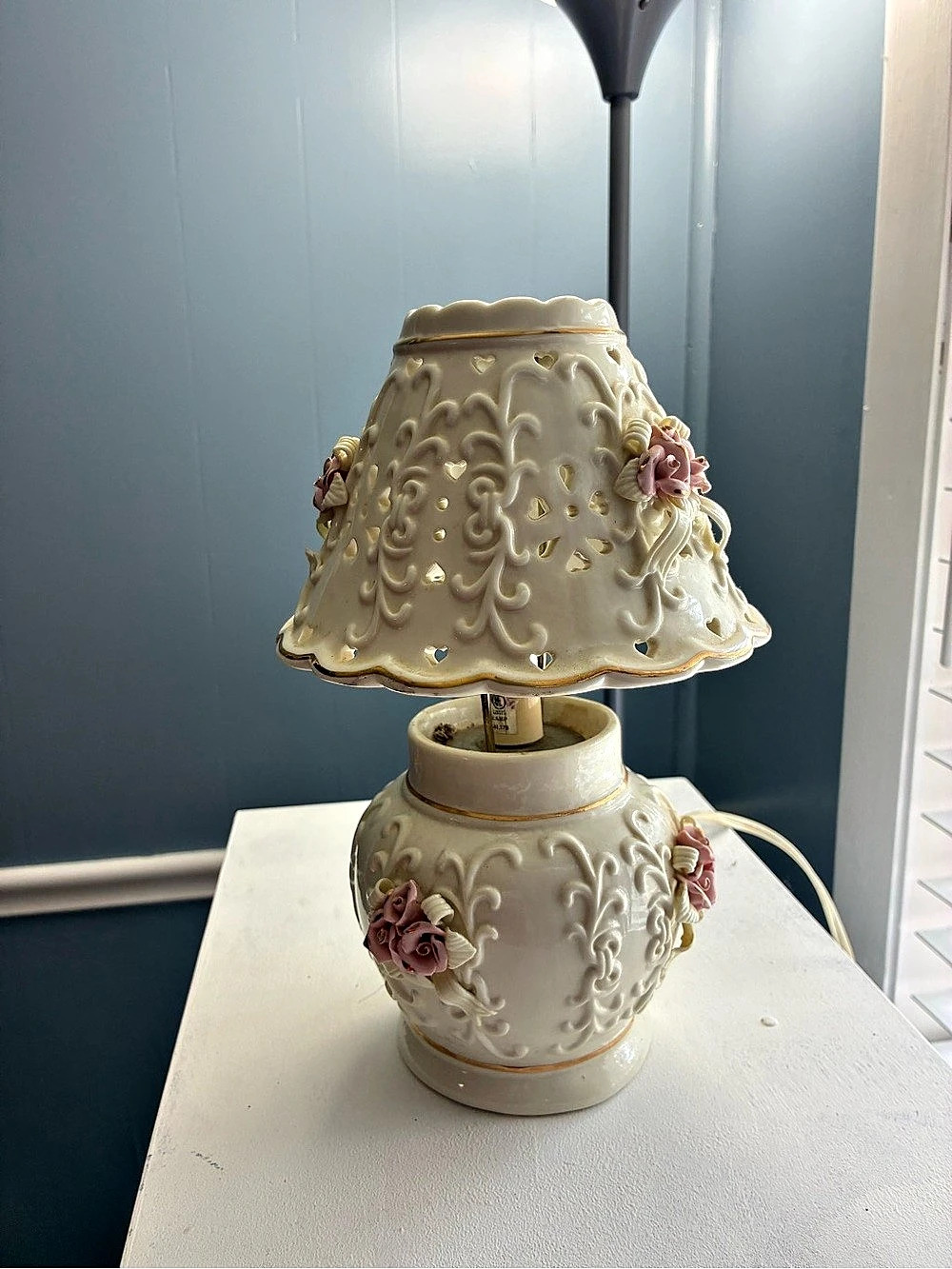 Vintage Floral Ceramic Table Lamp in White & Pink